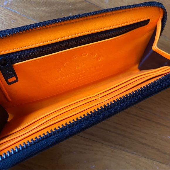 marc jacobs vertical zip around wallet